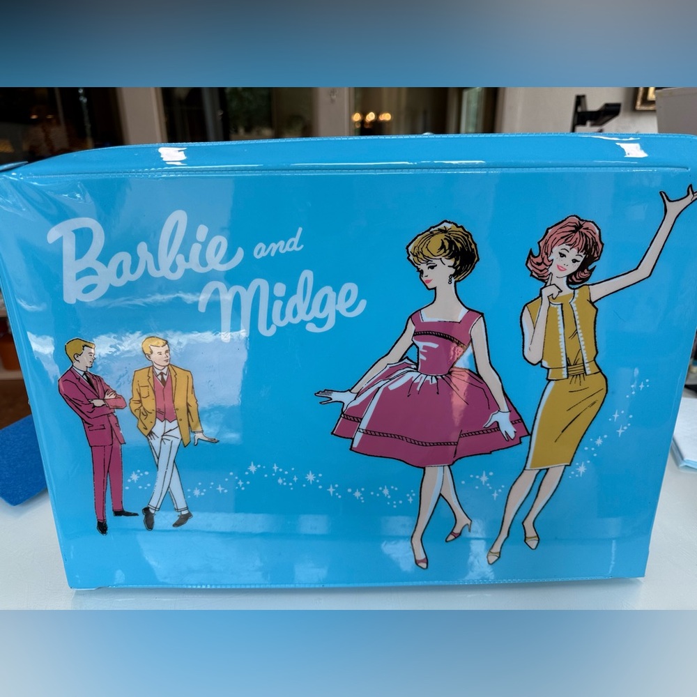 1963 VINTAGE BARBIE AND MIDGE BLUE DOLL CASE good used condition